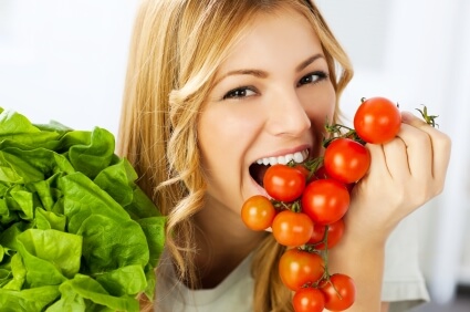 mulher comendo tomate