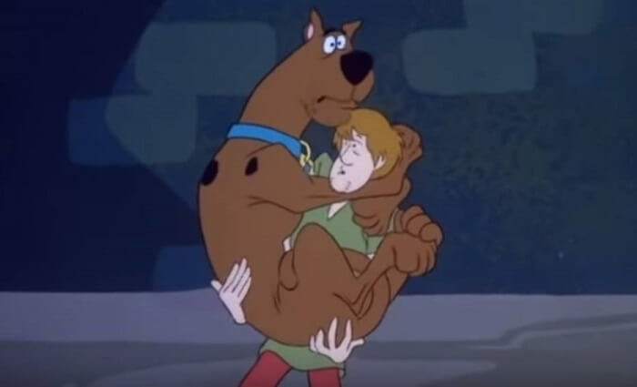 Scooby-Doo no colo do salsicha